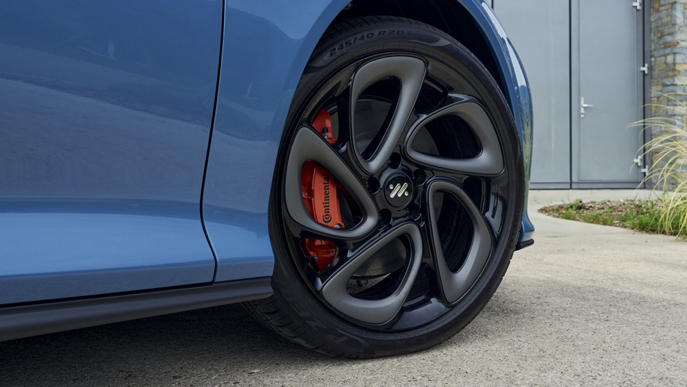 Deutsch-Chinesische Partnerschaft
Die Allradversion rollt auf 20 Zoll großen Niederquerschnittsreifen, für eine kraftvolle Verzögerung sorgt eine Vierkolben-Bremsanlage von Continental Automotive - der heutigen Aumovio.  
