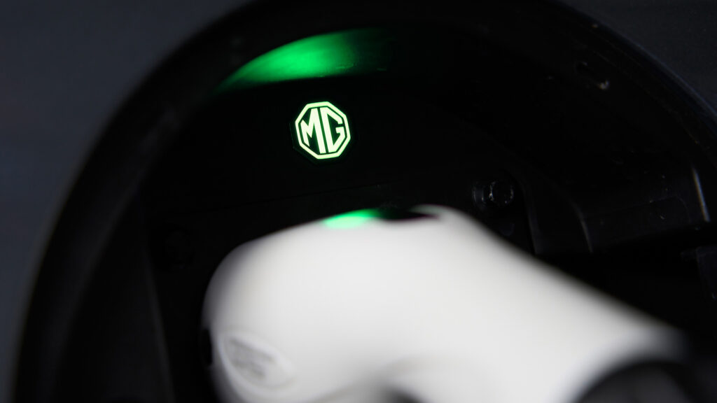 Alles andere als British Racing Green 
Das Logo ist vertraut. Doch MG ist mittlerweile in China beheimatet. Und mit Ladeleistungen von maximal 92 kW am DC-Schnelllader hinkt der Marvel R der Konkurrenz deutlich hinterher. Foto: MG 