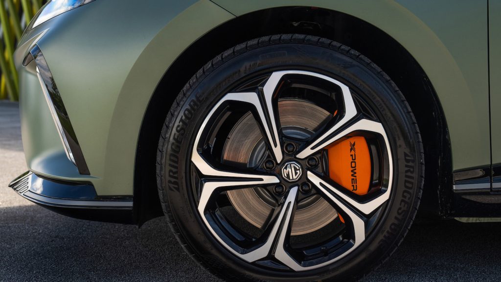 Bremsen-Power 
345 Millimeter große Bremsscheiben und Sportreifen von Bridgestone sorgen dafür, dass der MG4 Xpower nach dem Sprint auch schnell wieder zum Stehen kommt.  