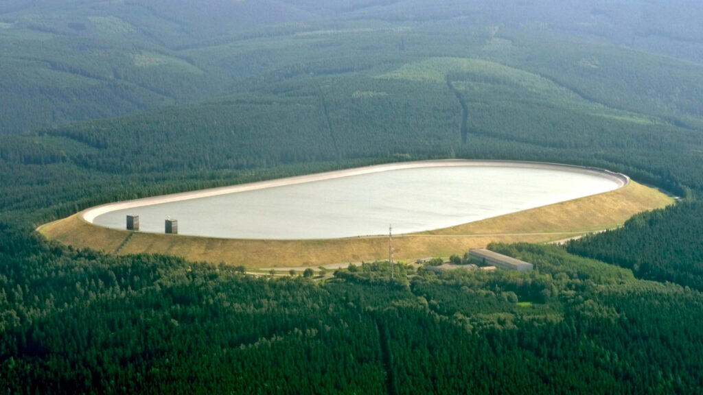 Grünes Erbe der DDR
Um Energie zu speichern, wird Wasser in das Oberbecken des Pumpspeicherwerks Markersbach gepumpt. Foto: G. Wansorra via Wikimedia Commons.