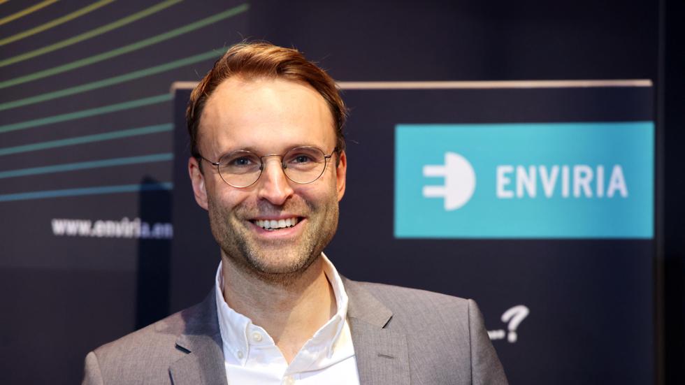 Marvin Mertens 
Der Wirtschaftsingenieur und Spezialist für Energiemanagement arbeitet seit Februar 2023 für die Enviria Energy Holding, die Unternehmen mit der Planung, Finanzierung und Realisierung von Photovoltaikanlagen auf Gewerbebauten sowie der Integration von Stromspeichern und Ladestationen für Elektroautos bei der Dekarbonisierung unterstützt. Mit der Entwicklung der "Peakhive"-Suite hat Mertens eines der ersten vollständig integrierten Energiesysteme für Gewerbe und Industrie mitgestaltet. Foto: Enviria 