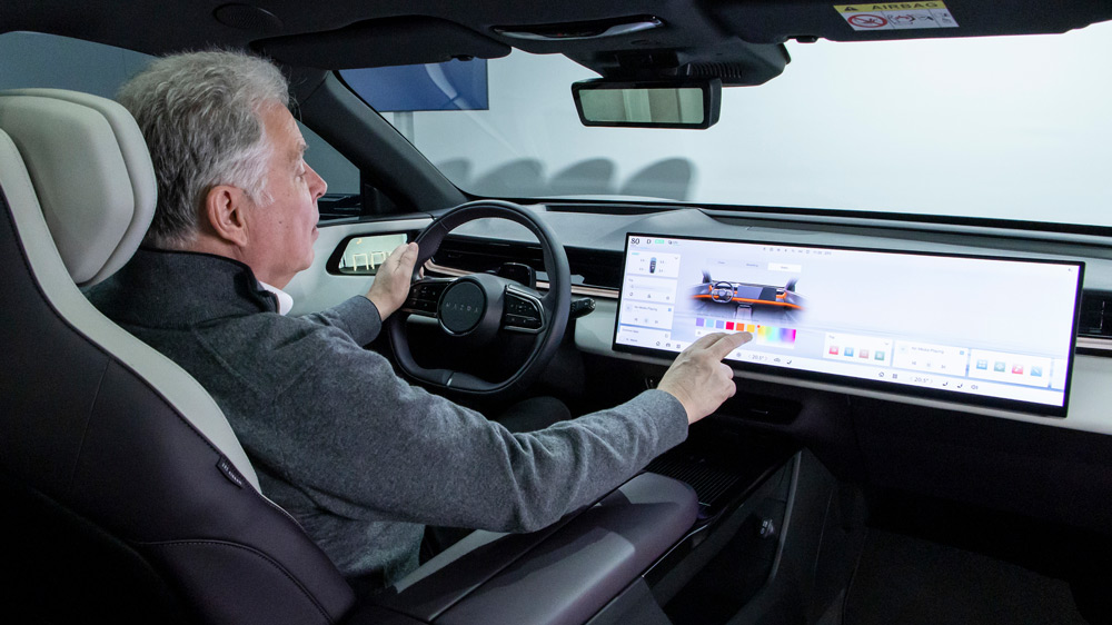 Breitwand-Kino
Ein ultrabreiter 26,45-Zoll-Touchscreen dominiert das Cockpit. Er ist asymmetrisch angebracht und liefert dank 5K-Auflösung knackscharfe Bilder in Kino-Qualität. Fahrer und Beifahrer können die Darstellungen getrennt voneinander individualisieren.