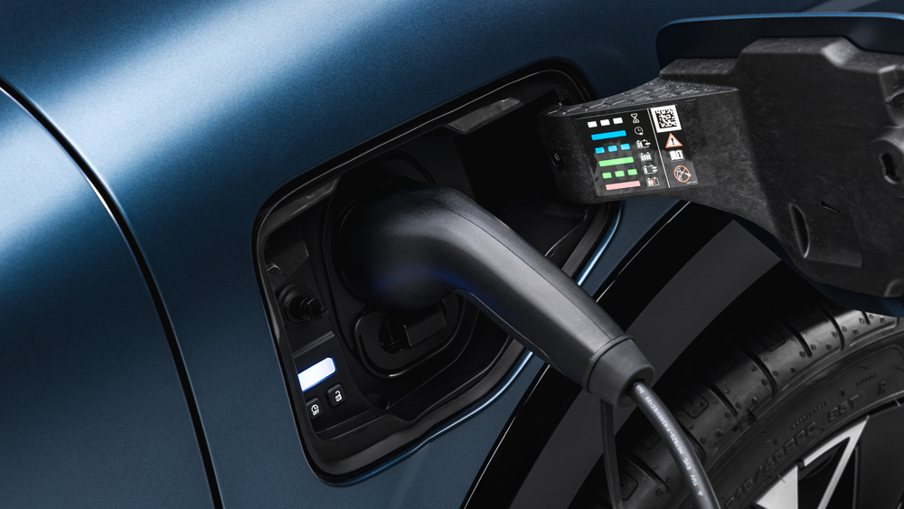 Ein wenig mehr Lade-Power 
Gleichstrom nimmt der Megane E-Tech künftig mit bis zu 165 kW auf. Das soll die Ladepausen unterwegs um etliche Minuten verkürzen.  