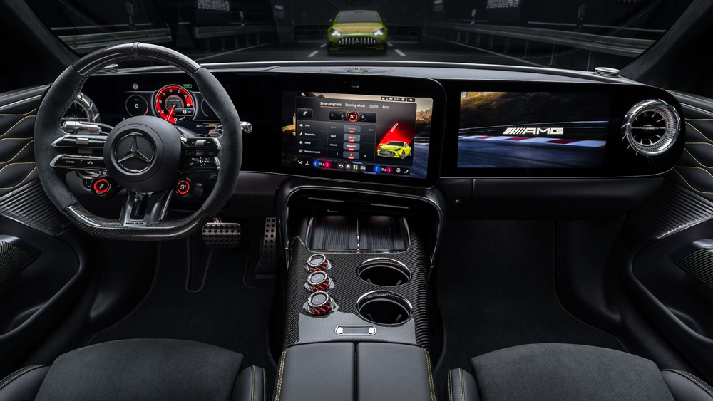 Digitale Kommandozentrale
 Drei Bildschirme sind im Cockpit des Viertürers zu einer riesigen Informationseinheit zusammengefügt. Da weiß man gar nicht, wohin man als Fahrer oder Beifahrer zuerst hinschauen soll - und an welchem Rad man als nächstes dreht.  