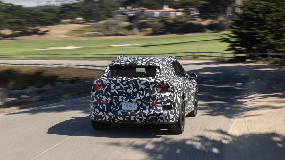 Undercover in Monterey 
Enthüllt wird der neue Mercedes AMG GT SUV Mitte Oktober. Mit dem Prototypen konnten wir schon einmal eine Proberunde fahren.