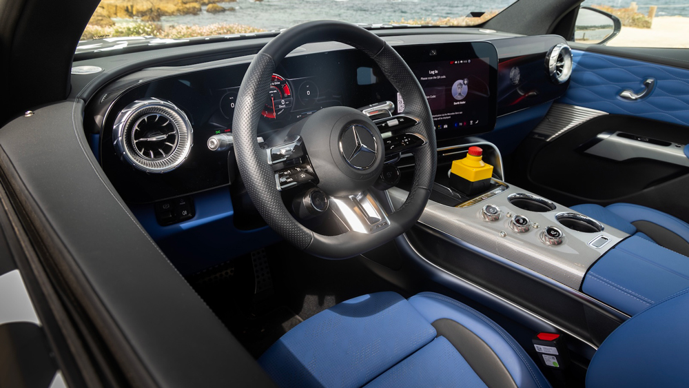 Volle Breitseite
Das Cockpit des SUV ist identisch mit dem in der Coupé-Limousine. Zwei Displays sind zum Fahrer geneigt zu einer Einheit gefügt. 
