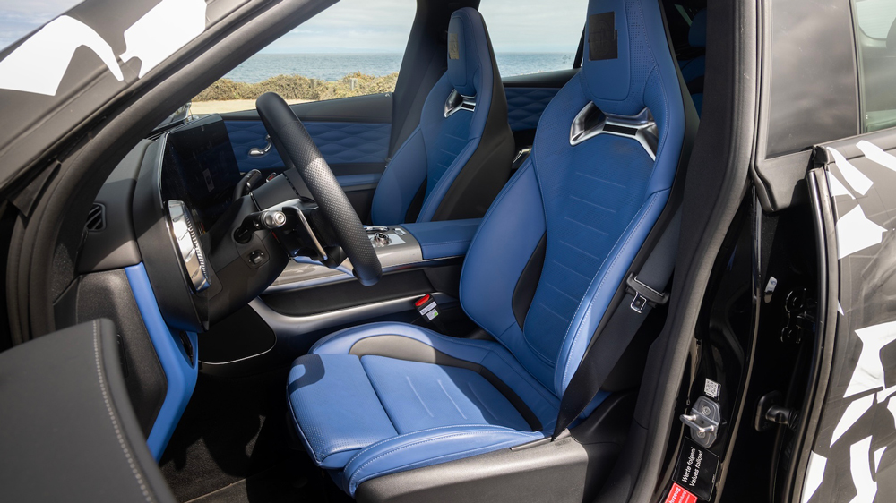 Ordentlich Halt
AMG-typisch verfügt der Elektro-SUV über Sportsitze, die noch mit echtem Leder bezogen sind. Über die Farbe kann man sich streiten. 