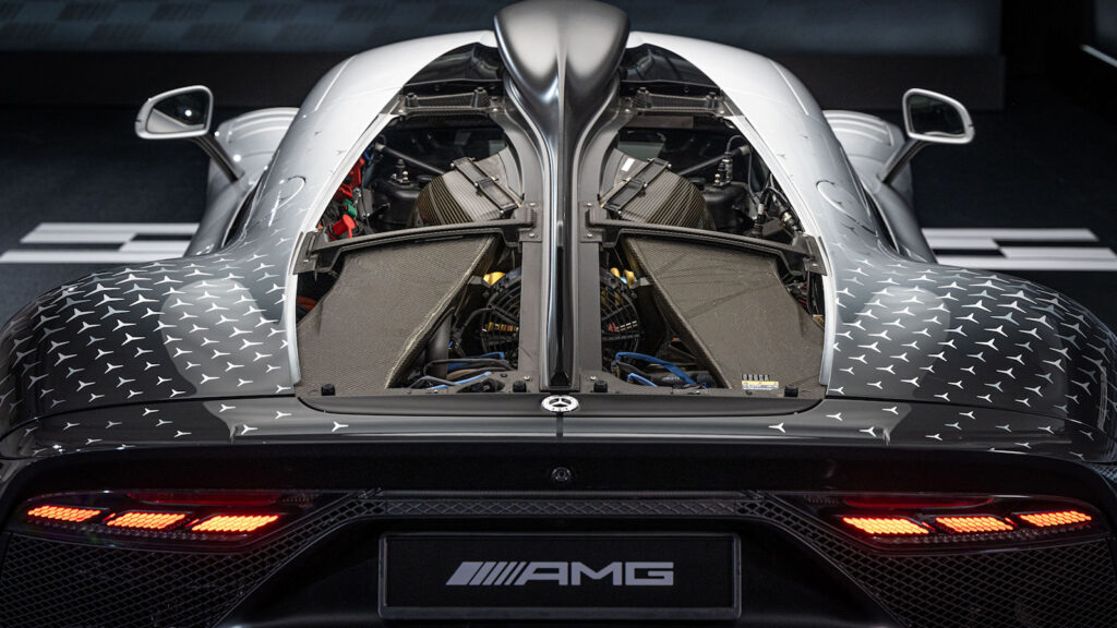 Bühne frei 
Der Motor des Mercedes-AMG One versteckt sich normalerweise hinter zwei Karbon-Abdeckungen. Hier sind sie entfernt.  