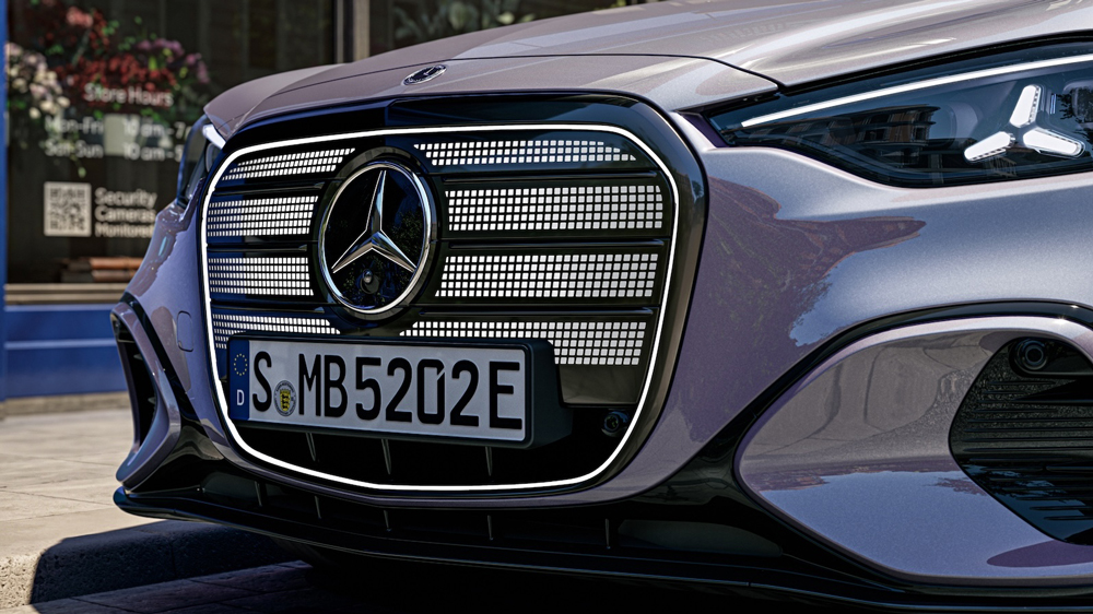 Leuchtreklame
Diese Limousine will sich nicht für ihren Elektroantrieb rechtfertigen, sondern gerade daraus Stärke ziehen. Obwohl sich der Kühlergrill bei einem Elektroauto eigentlich erübrigt gibt, inszeniert ihn Mercedes weiterhin, um Altkunden die Umgewöhnung zu erleichtern.