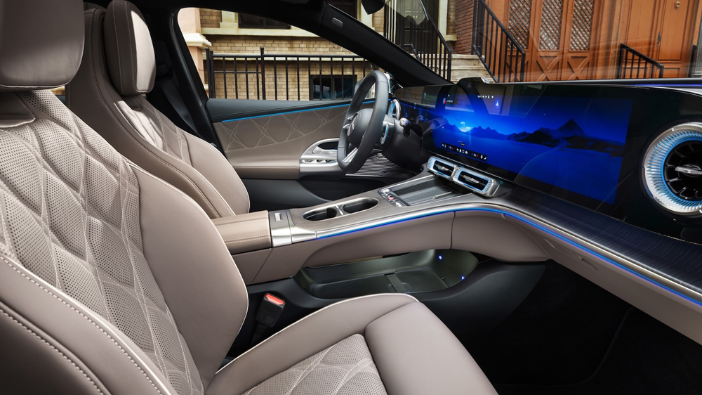 Traumschiff Surprise
Die an Bord befindliche Rechenleistung ermöglicht eine Latenz-freie Bedienung und eine Grafikpracht auf dem Großbild-Monitor, die selbst Gaming-PCs alt aussehen lässt - und an die Kommandozentrale von Raumschiffen aus Hollywood erinnern. Fotos: Mercedes-Benz