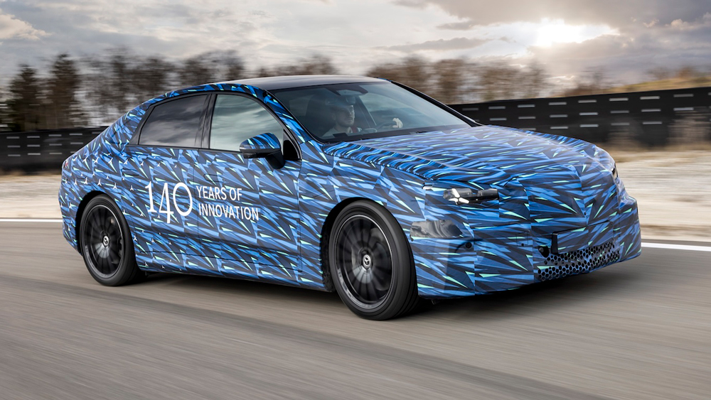 Undercover-Stromer
Die vollelektrische C-Klasse von Mercedes-Benz wird erst Ende April in Singapur entkleidet, veröffentlicht wurden bislang erst Bilder des Elektroautos im Folien-Tarnkleid. Foto: Mercedes-Benz