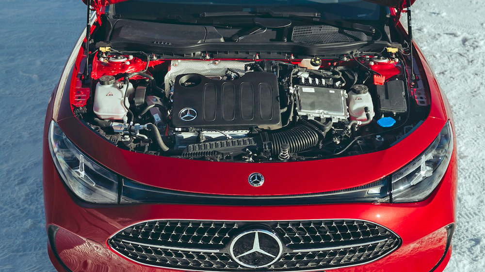 Made in China
Der 1,5 Liter große Vierzylinder-Benziner mit Turboaufladung wird aus Kostengründen vom Kooperationspartner und Mercedes-Großaktionär Geely in China produziert. Unter Laste neigt er zum Dröhnen. Fotos: Mercedes-Benz