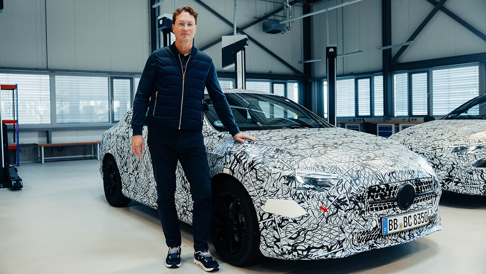 "Ein Juwel" 
Mercedes-Chef Ola Källenius vor dem noch schwer getarnten Vorserienmodell des Mercedes CLA, der Mitte 2025 in den Handel kommt.  