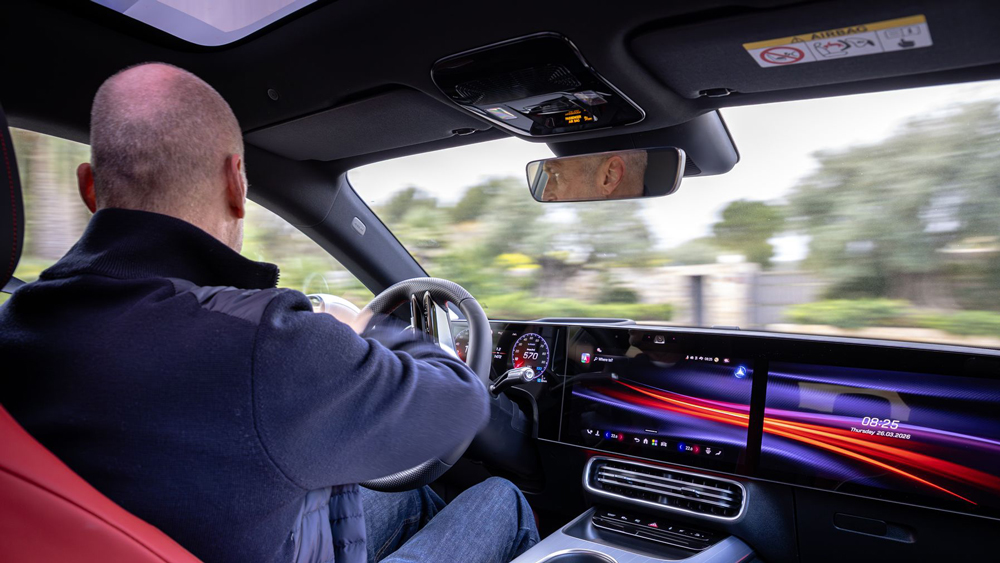 Bleiben Sie konzentriert
Die Display-Landschaft im Innenraum des Mercedes CLA ist spektakulär - das Lichtspiel zieht sich über die gesamte Breite des Innenraums. Die Ablenkungsgefahr nicht nur für den Fahrer ist entsprechend groß, insbesondere des nachts.   