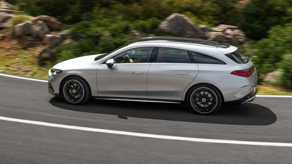 Lifestyle-Kombi 
Der Mercedes CLA Shooting Brake ist eine gefällige Erscheinung. Die Passagiere auf der Rücksitzbank werden die im Vergleich zur Limousine etwas höhere Kopffreiheit schätzen - und das große Panorama-Glasdach.   