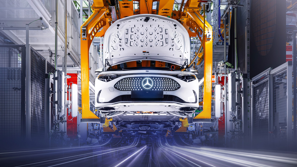 Mercedes CLA
Bei der Herstellung des CLA 250+ wird ein CO2-Äquivalent von 10,5 Tonnen ausgestoßen. Die reine Herstellung benötigt beim benzingetriebenen CLA 180 rund 5,6 Tonnen CO2-Äquivalent, also rund die Hälfte. Aber im Betrieb kehrt sich das Bild um: Während der Verbrenner im gesamten Nutzungszyklus auf 29 Tonnen kommt, stößt der Elektro-CLA nur 16,6 Tonnen aus. Foto: Mercedes-Benz