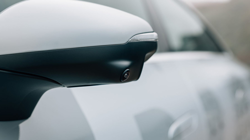 Rundum-Sicht
Wie Tesla verzichtet Mercedes bei seinem Level 2++-System auf einen LiDAR-Sensor - acht Kameraobjektive müssen vorerst genügen.