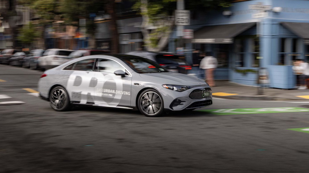 Selbstlernendes Fahren
Heikle Situationen werden vom Auto aufgezeichnet und die Kamerabilder samt den Sensordaten wie beim Video-Schiedsrichter von Menschen analysiert. Die Nvidia-Programme simulieren dann aus jedem Vorfall etliche Variationen, die ins Auto zurückgespielt werden.