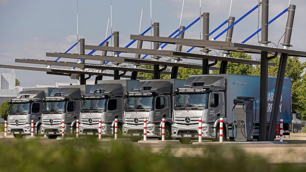 Laden mit bis zu einem Megawatt
Pilot-Ladepark der EnBW für Lastzüge mit Batterieantrieb nahe dem Mercedes-Werk in Wörth am Rhein. Foto: EnBW