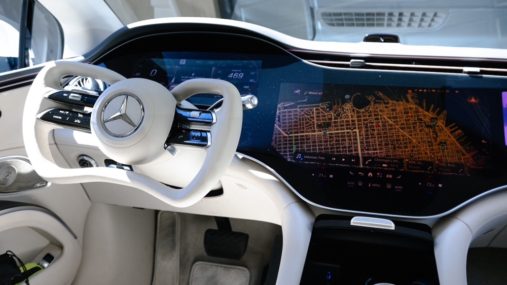 Lenkrad im Brezelstil 
Als 2500 Euro teure Option gibt es für den Mercedes EQS nun ein Steer-by-Wire-System von ZF, das es dem Fahrer ermöglicht, große Winkel mit kleinen Bewegungen der Hände zu steuern. Fotos: Grundhoff
