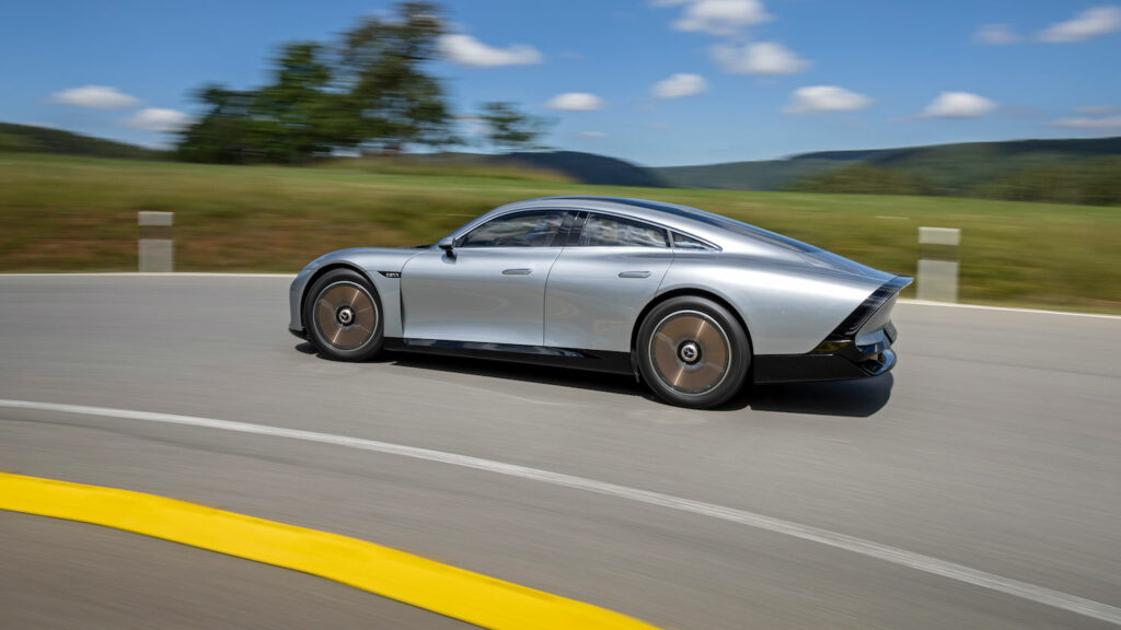 Da kommt auch Tesla nicht mit
Knapp fünf Meter ist der EQXX lang, der mit seiner 900-Volt-Architektur technischer Vorläufer für das künftige Einstiegsmodell von Mercedes in die vollelektrische Luxusklasse sein soll.  