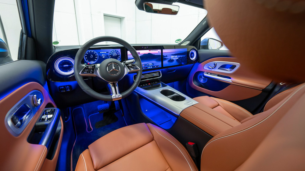 Lichtspieltheater 
Gleich mit drei hochauflösenden Monitoren kann der GLB ausgestattet werden. Der aufpreispflichtige MBUX-Superscreen zieht sich  beinahe über die gesamte Fahrzeugbreite hin und bietet zahlreiche Möglichkeiten zur Ablenkung während der Fahrt.  