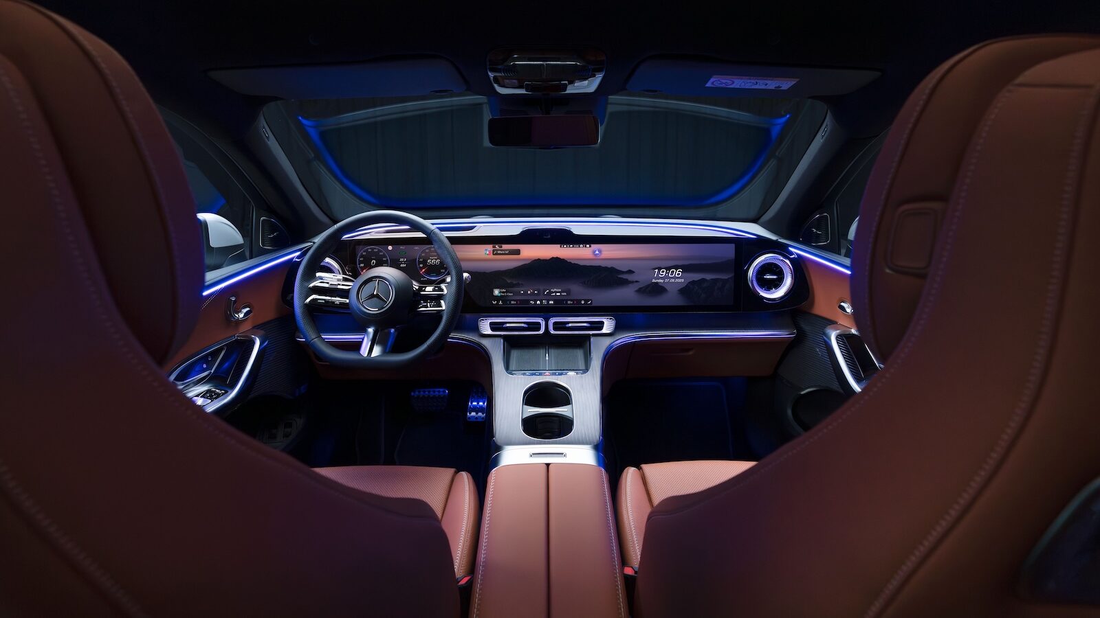 Lichtspieltheater
Mercedes setzt im Mercedes GLC auf ein Großbild-Display, das sich auf die gesamte Fahrzeugbreite hinzieht. BMW kombiniert ein eher konventionelles Zentraldisplay über der Mittelkonsole mit einem schlanken „Panoramic-Display“ unter der Windschutzscheibe.