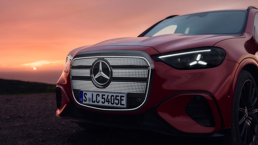 Sternenkreuzer 
Mit dem imposanten und beleuchteten Wappenschild - einen Kühlergrill hat ein Elektroauto nicht mehr nötig - baut Mercedes seinen Altkunden eine Brücke in die Zukunft. Und sorgt gleichzeitig dafür, dass auch der GLC EQ ein hohes Überholimage hat.  