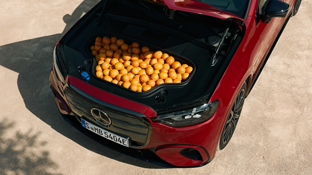 Platz mehr als nur fürs Ladekabel 
In den Frunk des neuen Mercedes GLC EQ passen 128 Liter. In Form von Ladekabeln, Skischuhen - oder Südfrüchten. Foto: Mercedes 