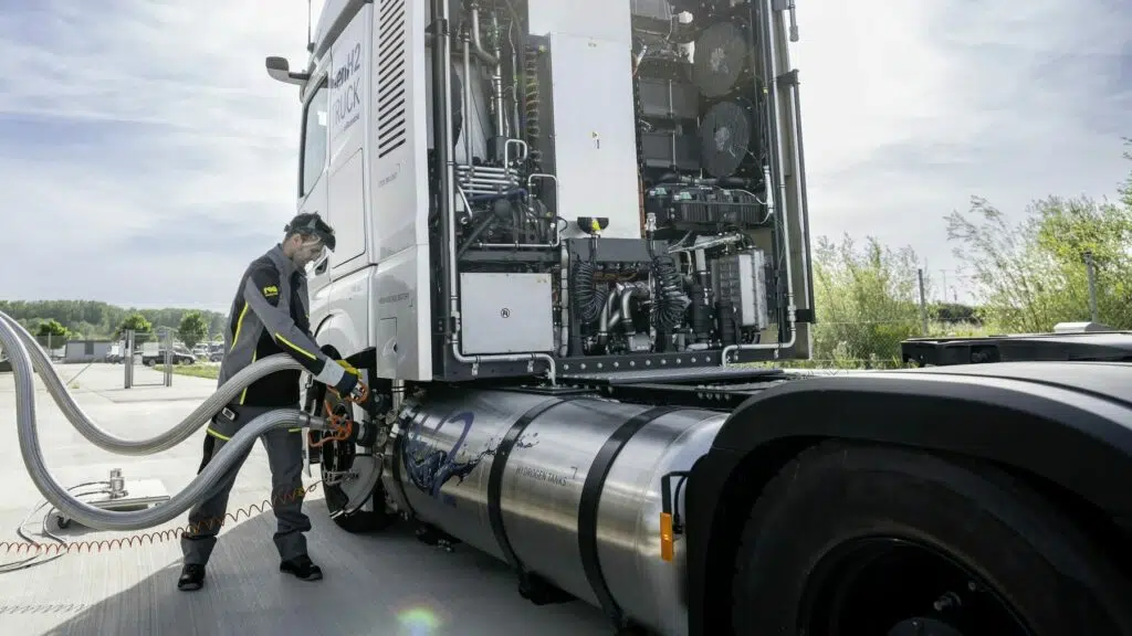 Engpass Tankstelle 
Nur an 42 Tankstellen im Bundesgebiet können Brennstoffzellen-Brummis aktuell mit 350 bar Wasserstoff tanken. Und der Preis für Wasserstoff ist hoch - pro Kilogramm werden aktuell Preise zwischen 14 und 20 Euro aufgerufen. Foto: Daimler Truck  