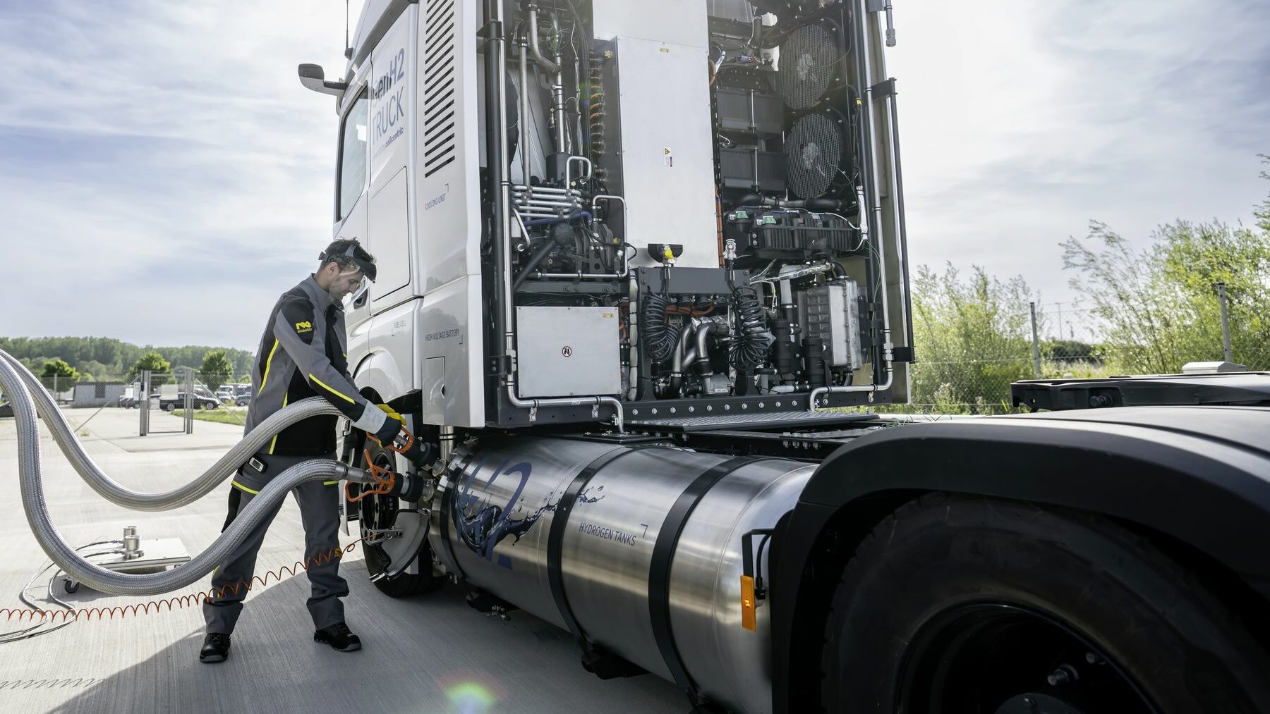 Perfekt für die Langstrecke
Der Mercedes-Benz GenH2- Truck hat kürzlich 1000 Kilometer mit einer Tankfüllung zurückgelegt. Den elektrischen Lkw mit Brennstoffzellenantrieb schrecken im Unterschied zum batteriegetriebenen Mercedes eActros auch Bergfahrten nicht.