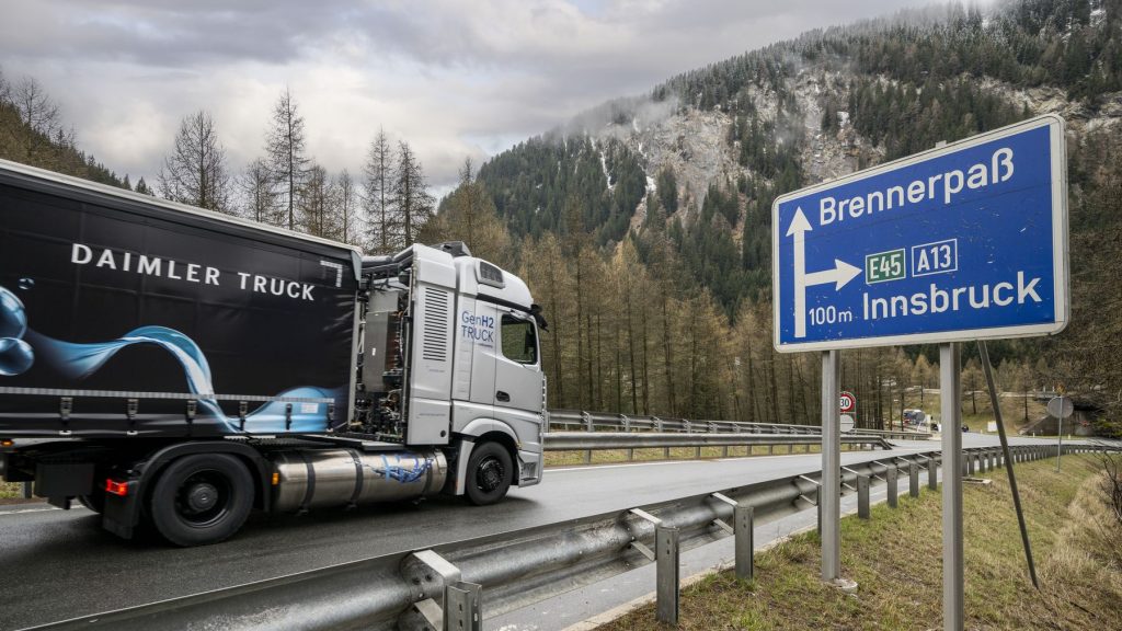 Härtetest auf dem Brennerpass
Klettern stresst eine Brennstoffzelle. Deshalb gibt es bei dem Mercedes-Benz GH2-Truck auch vier Kühlkreisläufe . 