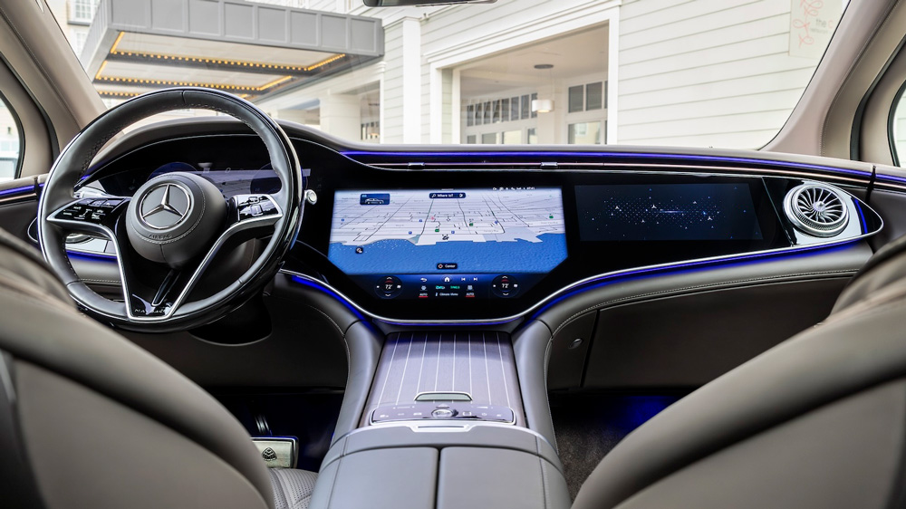 Monitor-Landschaft 
Auch in der Maybach-Ausführung erstreckt sich im EQS SUV eine Kombination aus drei Großdisplays über die gesamte Fahrzeugbreite. Es ist nur nochmals ansehnlicher gefasst.  