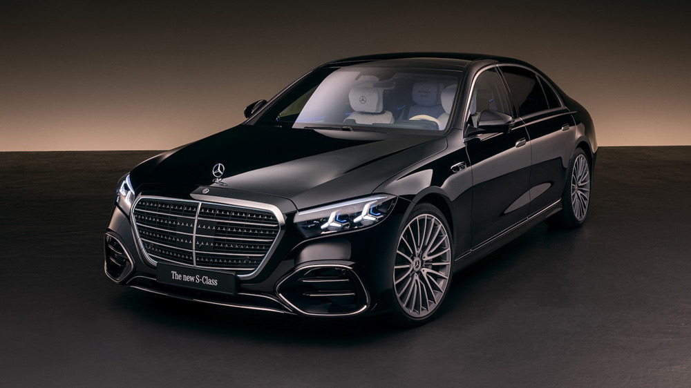 Glasflocken im Klarlack
Die neue S-Klasse ist in zwei Radständen, in 150 Außenlackierungen und 400 Interieurfarben lieferbar. Mit Elektroantrieb aber nicht.