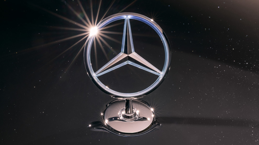 Leitstern
Auf der Motorhaube der neuen S-Klasse thront in traditioneller Manier ein dreidimensionaler Chromstern. Erstmals kann er nun - gegen Aufpreis, versteht sich - illuminiert werden. Allerdings nicht in Deutschland - weil nicht erlaubt. Fotos: Mercedes-Benz