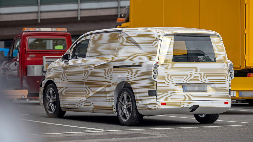 Mercedes VLE im Tarnkleid 
Über das Gelände des Mercedes-Werks im spanischen Vitoria kurvt der neue Elektro-Van bereits. Von der neuen Eleganz des Transporters ist hier noch nicht viel zu sehen, aber immerhin eine der beiden Schiebetüren.  