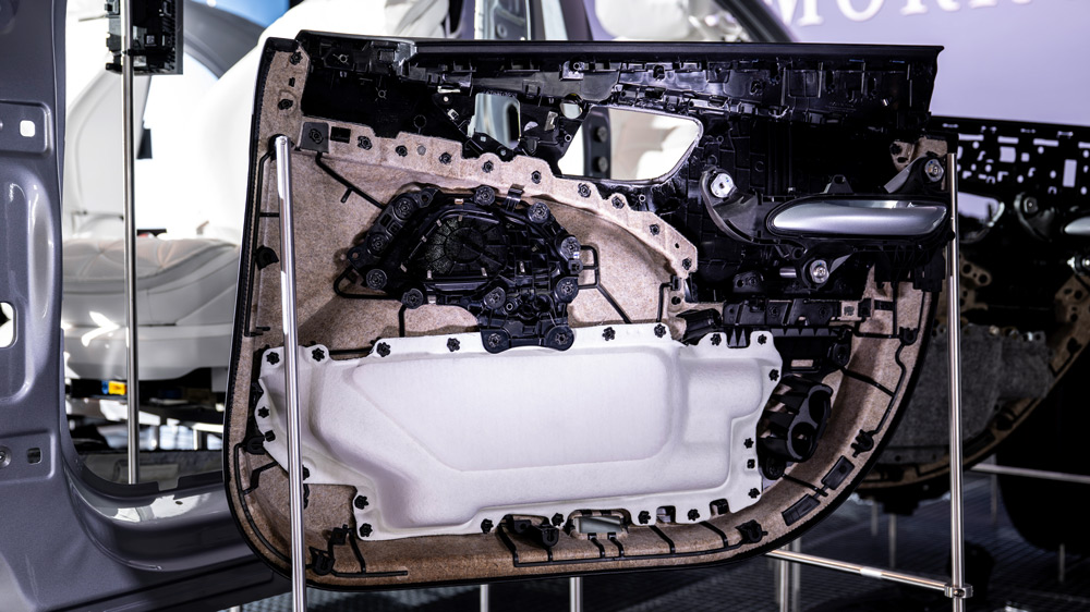 Summe der Teile
Ein sogenanntes PET-Monosandwich zum Beispiel halbiert den CO2-Fußabdruck einer Türtasche. Auch biobasierte Materialien tragen hier dazu bei, dass das Bauteil Umwelt und Klima geringer belastet - und obendrein leichter zu recyceln ist.