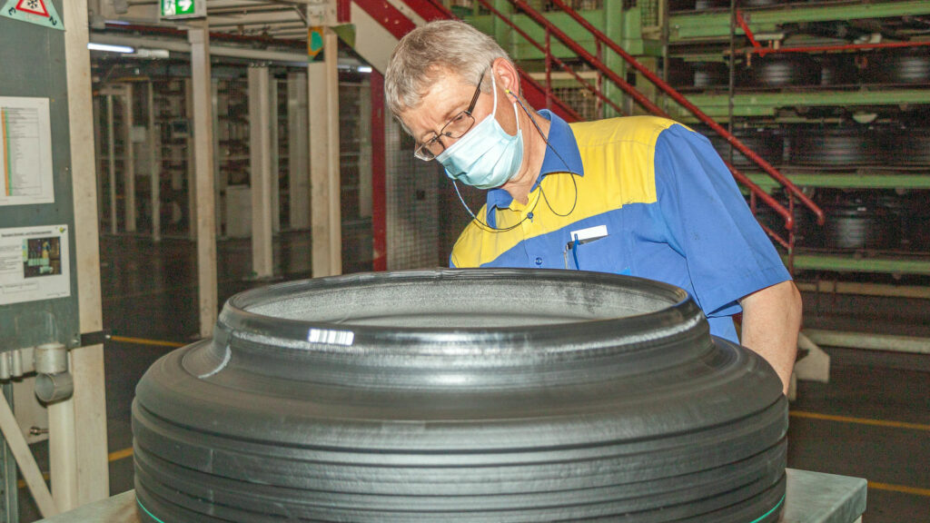 Reifenproduktion in Bad Kreuznach 
Die Reifen von Elektroautos erfordern eine komplett neue Profilgestaltung und neue Mischungen, damit der Reifenverschleiß nicht ansteigt. Denn die Stromer bringen ein hohes Drehmoment auf die Räder. Bild: Michelin
