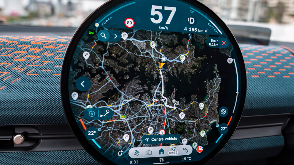 Die Welt ist eine Scheibe
Das runde Zentraldisplay über der Mittelkonsole ist die einzige Informationsquelle im Mini Aceman. Ein Head-up-Display gibt es nicht.
