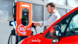 Carsharing-Stromer an der Ladesäule