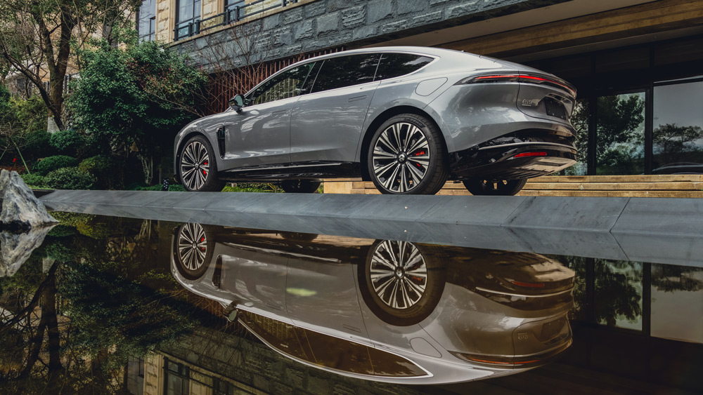 China-Style
Die Drei-Box-Limousine alter Schule hat im chinesischen Premiumsegment weitgehend ausgedient. Chinesen bevorzugen geräumige Viersitzer mit schräg abströmendem Heck. Fotos: NIO