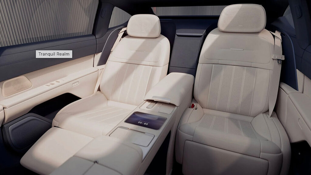 Geschäftswagen de Luxe
Der NIO ET9 ist eine vollelektrische Ultra-Luxus-Limousine. Im Fond haben maximal zwei Personen Platz, die unter anderem mit elektrischen Sitzen, einem Tisch sowie großen OLED-Monitoren verwöhnt werden. 