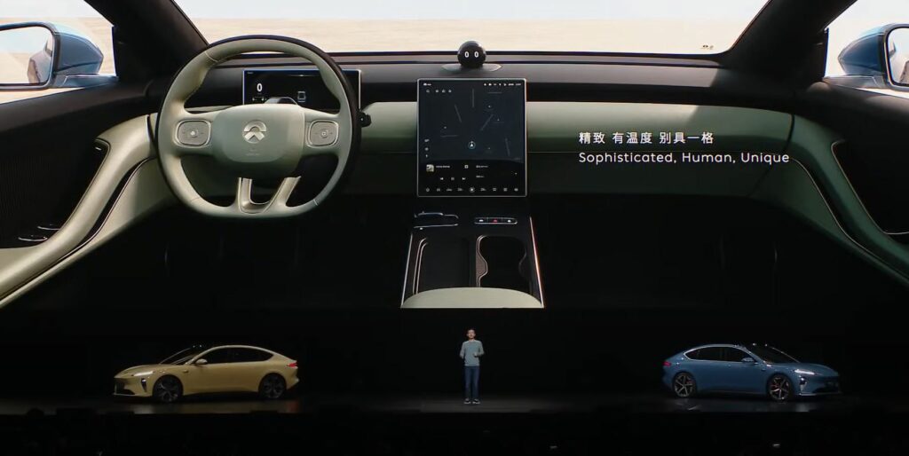 Tesla lässt grüßen 
Wie bei den Elektroautos von Tesla ist auch im ET5 ein hochauflösender Touchscreen das zentrale Bedienelement. Neben dem 12,8 Zoll großen OLED-Display gibt es noch eine kleine Anzeige für die Fahrinformationen hinter dem Lenkrad. Foto: NIO 