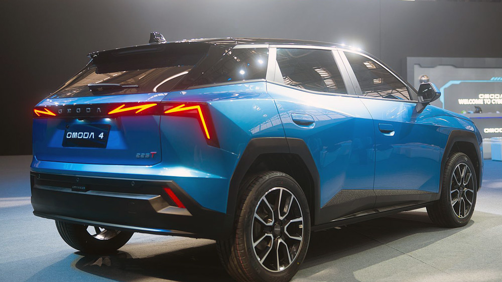 "Cyber-Mecha"
Futuristisch ist der Designstil, der Elemente aus Science-Fiction und Cyberpunk-Ästhetik mit der von Spielzeug-Robotern verbindet.