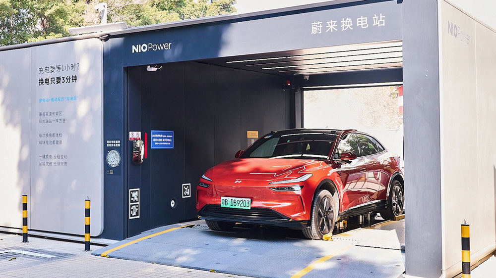 Voller Akku in drei Minuten 
Der Onvo L60 kann auch die 2800 Power Swap-Stationen nutzen, die Nio in China aufgebaut hat. Nach drei Minuten wird vom Roboter ein voller Akku unter das Auto geschraubt. Nutzen können die Stationen aber nur, wer den Akku mietet statt kauft. 