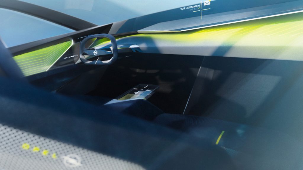 Lenkrad verschwindet auf Knopfdruck 
Futuristisch kommt auch das Cockpit des Konzeptautos daher.  Für die Bedienung gibt’s ein teilweise transparentes Pure Pad, das vor der Armlehne zwischen den Sitzen zu schweben scheint. Fotos: Opel