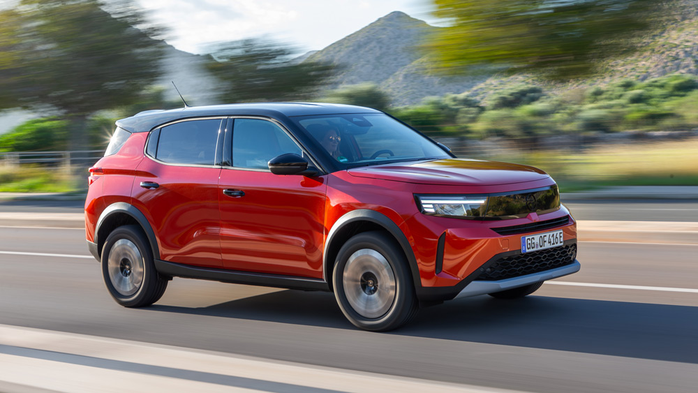 Opel Frontera Electric
Mit einem Basispreis von 28.990 Euro zählt der Kompakt-SUV zu den preiswertesten Elektroautos in Deutschland. Inklusive E-Prämie und zusätzlicher Förderung durch Opel wird der Stromer schon für eine monatliche Leasingrate von 135 Euro angeboten. Fotos: Opel