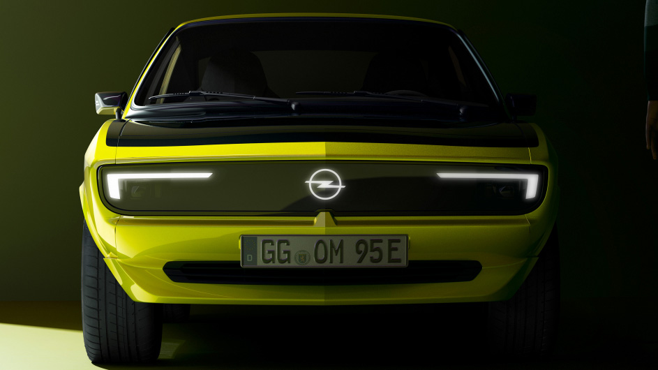 Manta elektrisiert 
Opel-Chefdesigner Mark Adams ist es Fan des Manta A von 1970. Der Manta GSe ElektroMOD von 2021 war aber nur eine Spielübung - so wird der neue Opel Manta sicher nicht aussehen. Immerhin: Das (alte) Markenlogo leuchtete hier bereits.