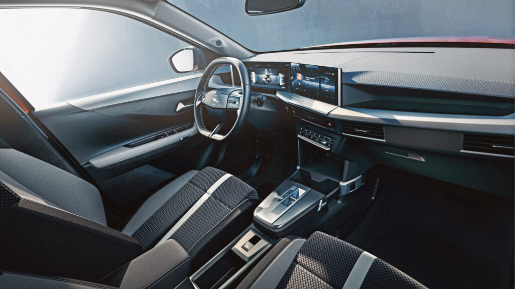 Mit Pure-Panel-Cockpit und Po-Falte 
Der neue Opel Frontera zeigt sich auch im Innenraum von praktischen Seite. Es gibt jede Menge cleverer Ablagen, USB-Ports - und für den Sitzkomfort auf langen Strecken eine Vertiefung in der Sitzfläche zur Entlastung des Steißbeins.  