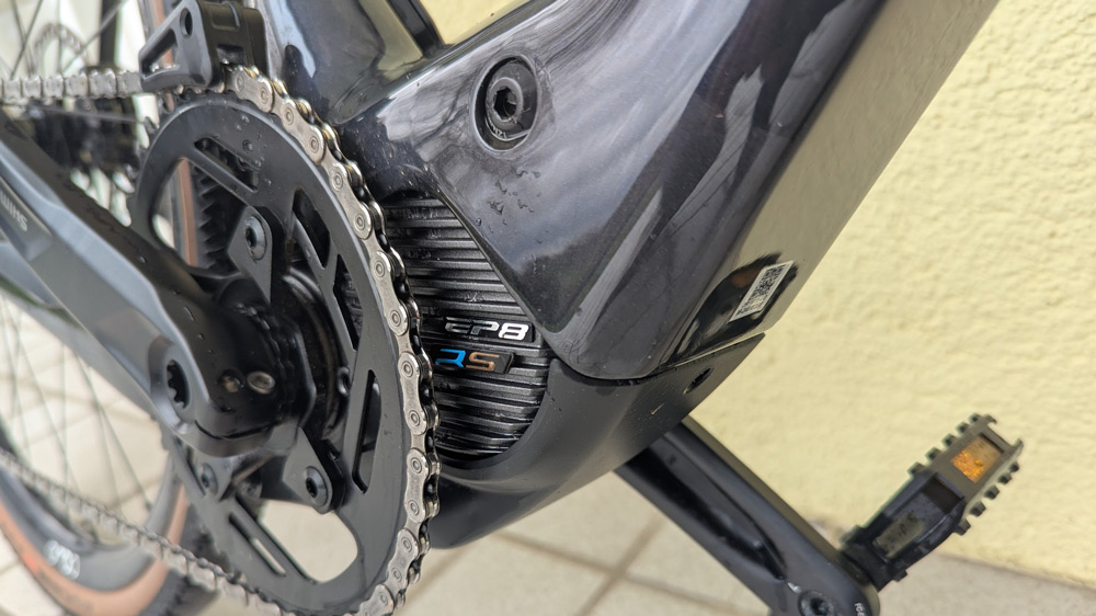 Ganz dezent 
Der Shimano-Antrieb EP8 RS wiegt lediglich 2,65 Kilogramm und fügt sich dank kompakter Bauform fein in den Karbonrahmen ein. 